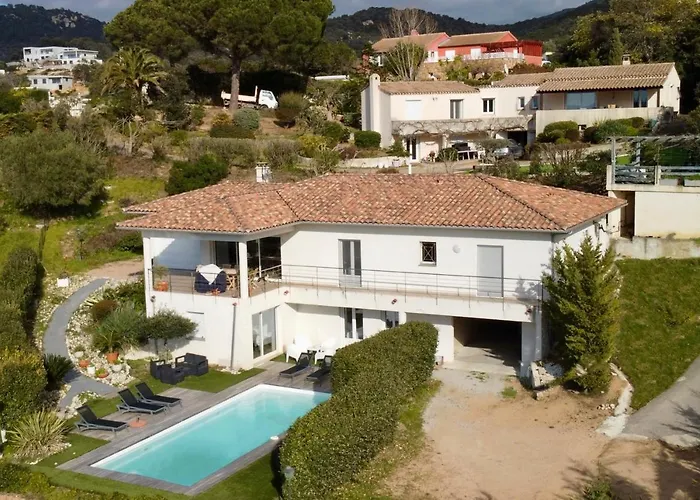 בית נופש Piscine Vue *